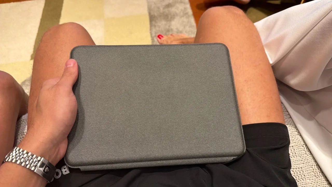 iPad Air 5 geração prata com capa acompanhada de teclado  - Foto 3