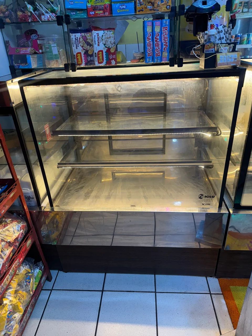 VITRINE /BALCAO IGLU COM ILUMINAÇÃO NAS 3 prateleiras  - Foto 3