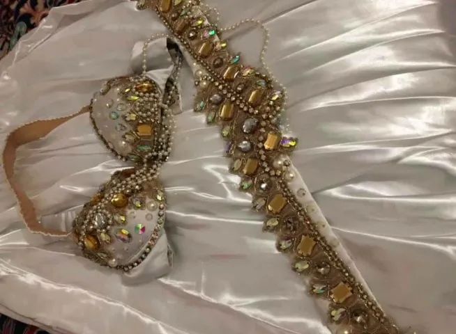 Roupa Traje de dança do ventre - Branco e dourado - Foto 5