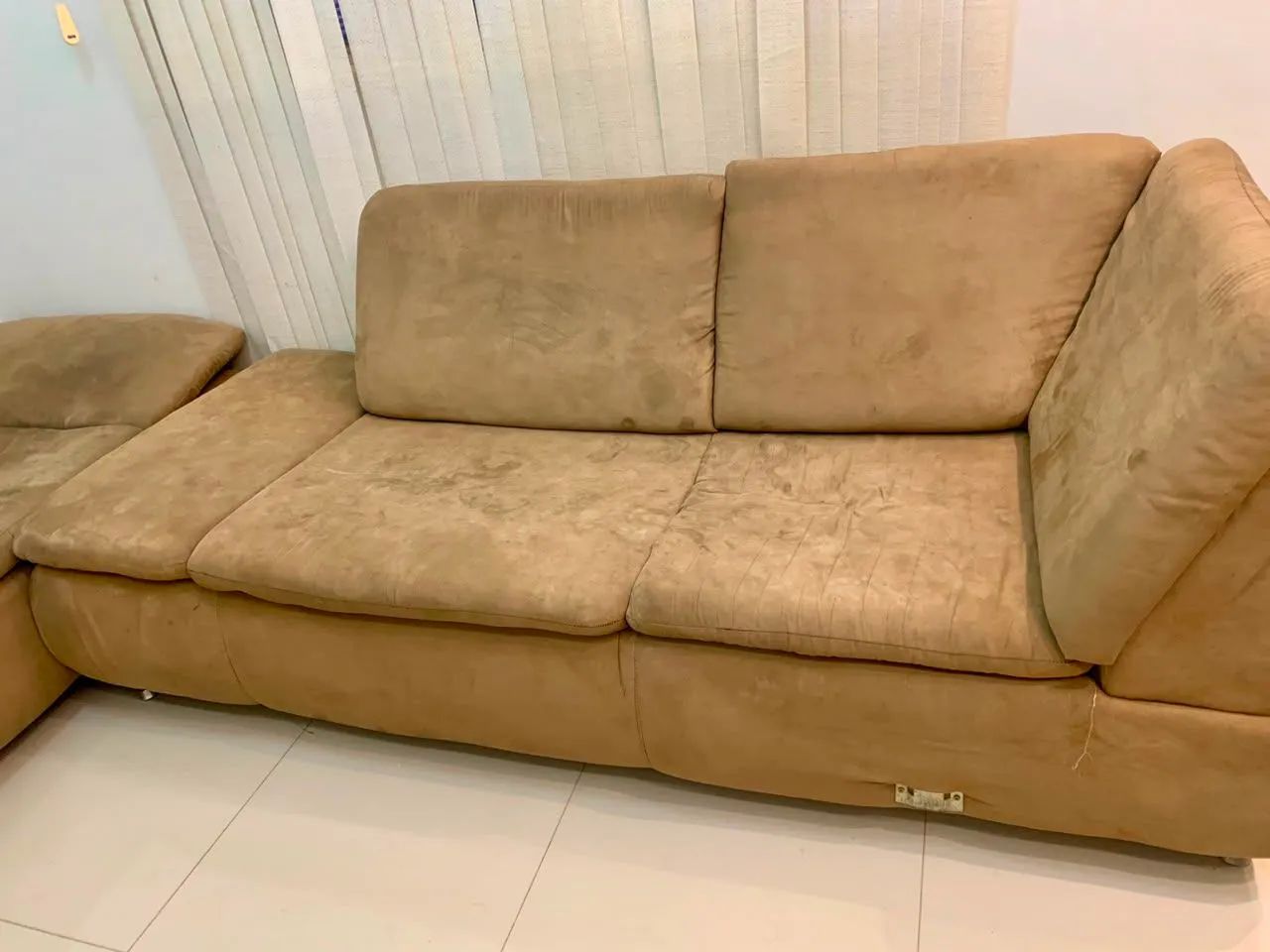 sofá  em L 3 e 2 lugares na cor marrom - Foto 3