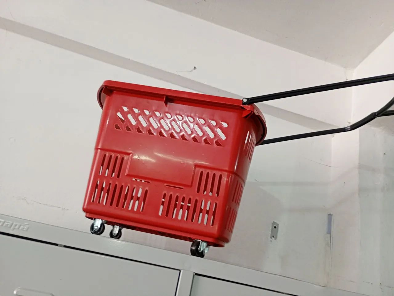 CESTAS DE MERCADINHO DE MAO E COM RODAS *