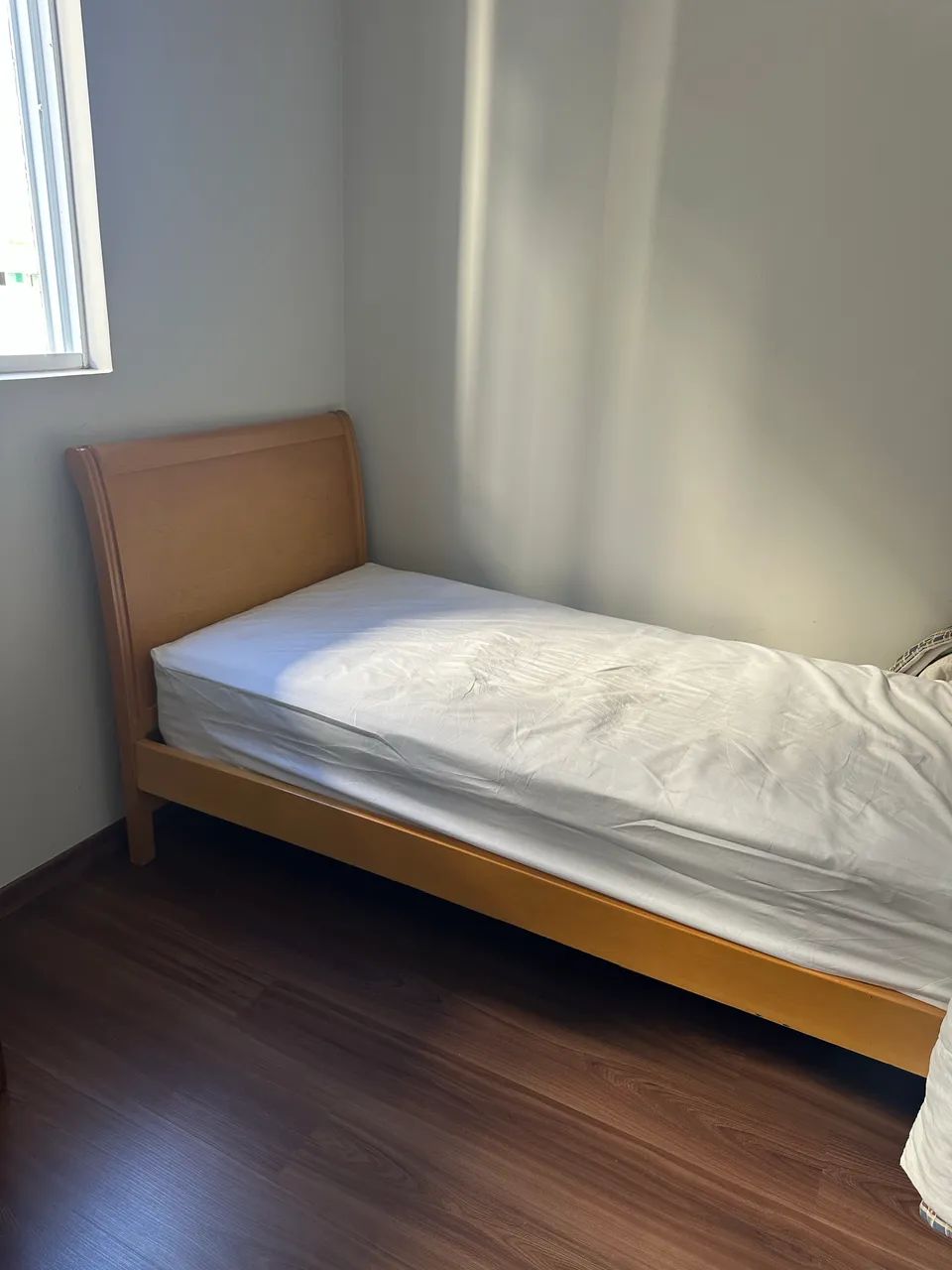 Cama solteiro com colchão de molas