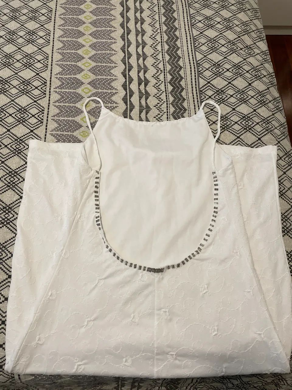 Vestido branco decotado - Foto 2