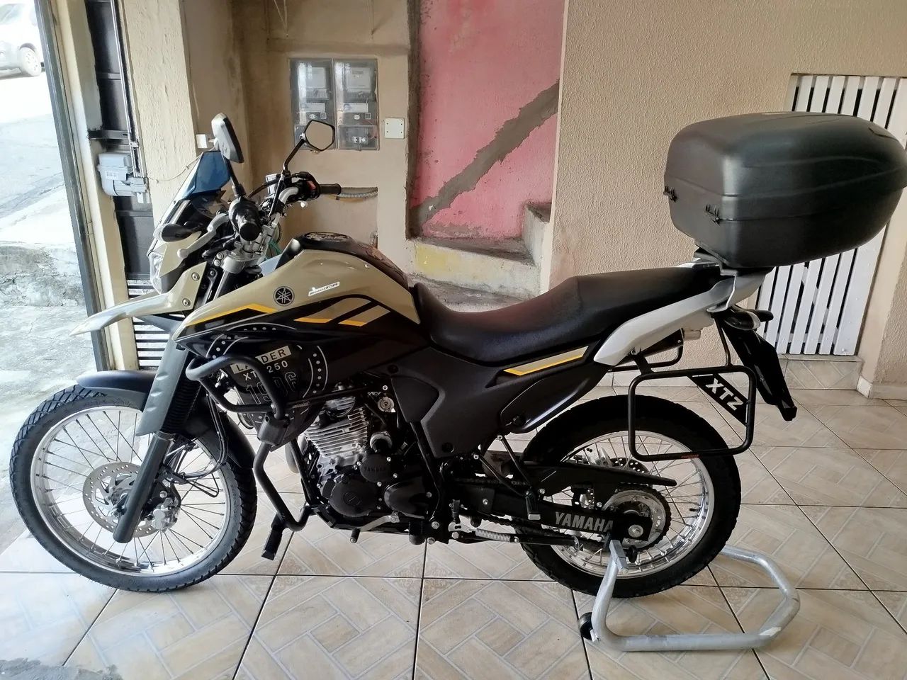 Lander 2023 Zerada, baixo km e cheia de acessórios. - Foto 2