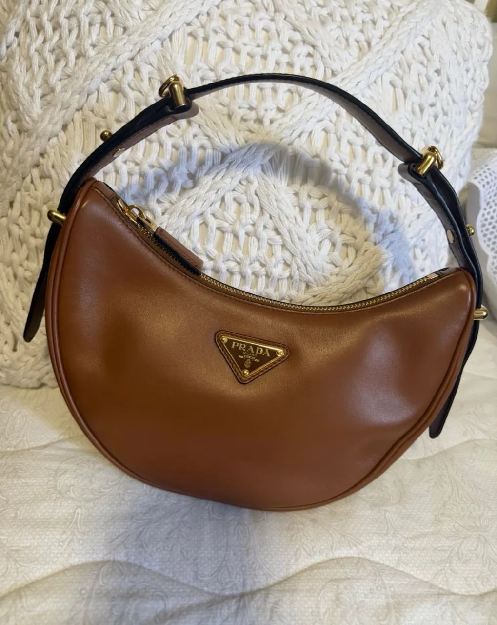 Bolsa Prada arqué couro conhaque 