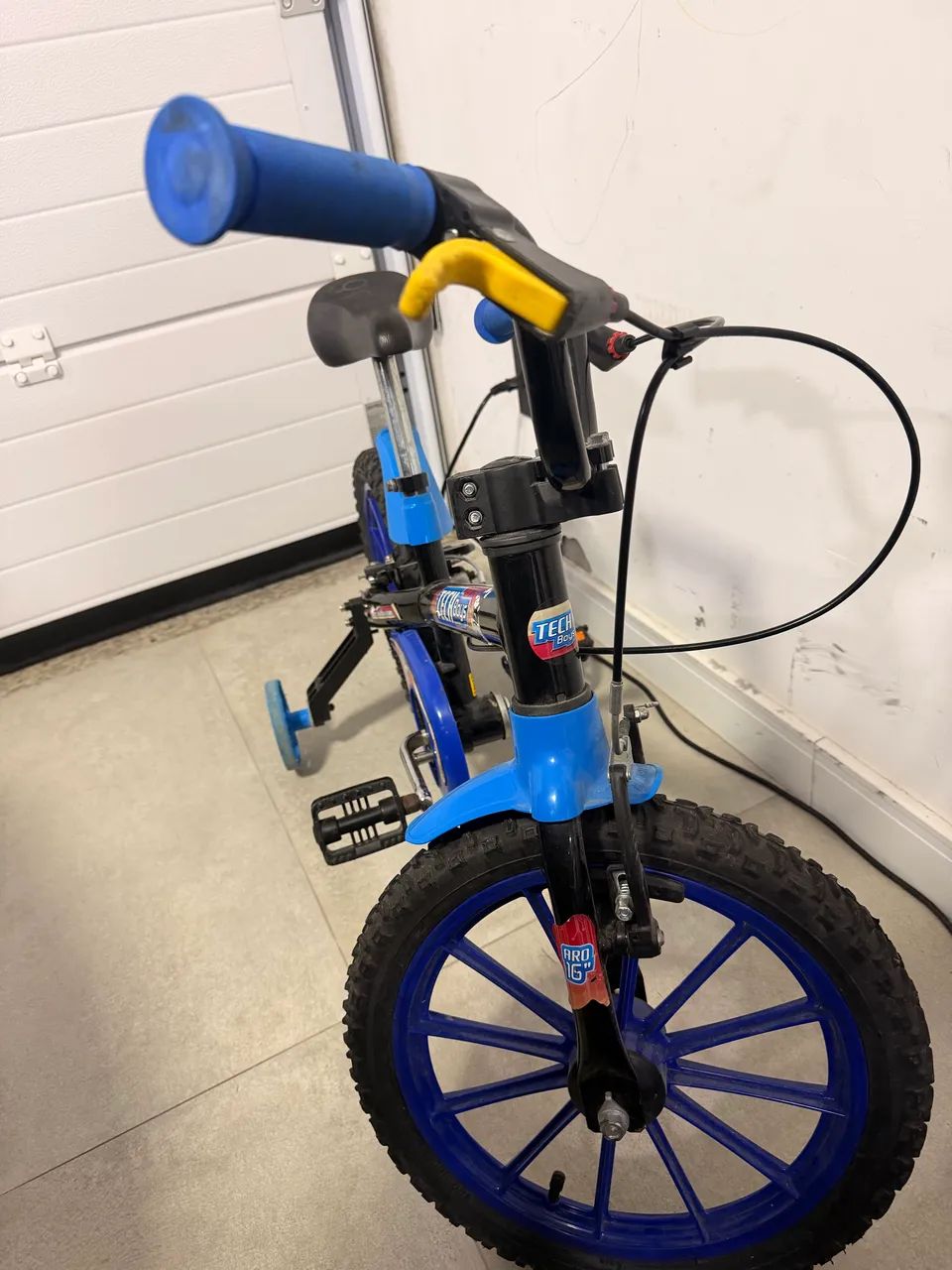 Bicicleta infantil aro 12 com rodinhas  - Foto 2