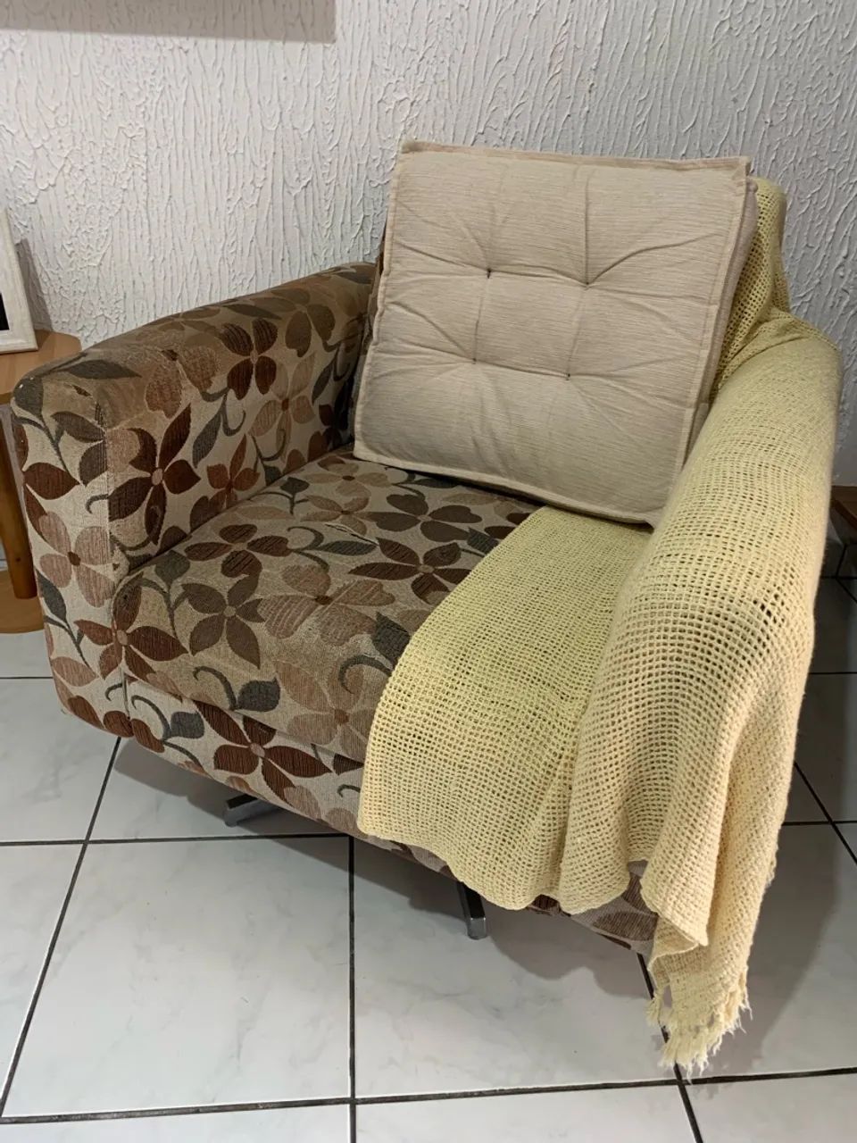Poltrona Decorativa Giratória Usada - Bom Custo-Benefício - Foto 3