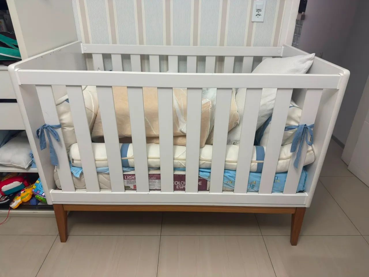 Berço com colchão,  branco com madeira! - Foto 2