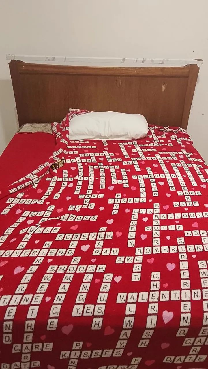 Vende-se cama de madeira 