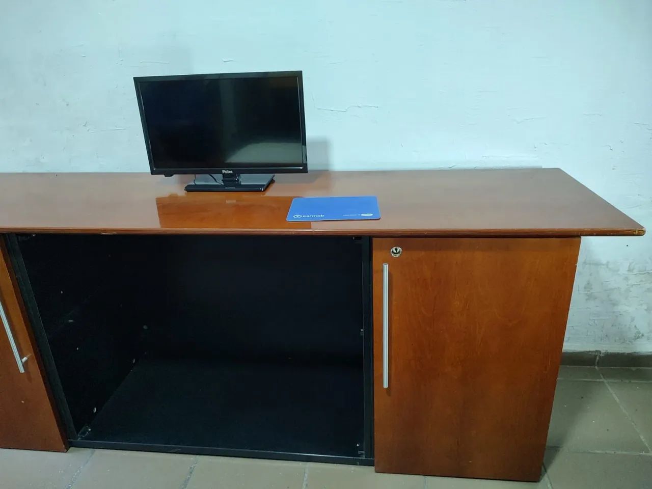 Rack, escrivaninha, armário baixo madeira - Foto 4