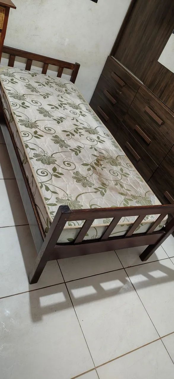 Cama madeira maciça com colchão 