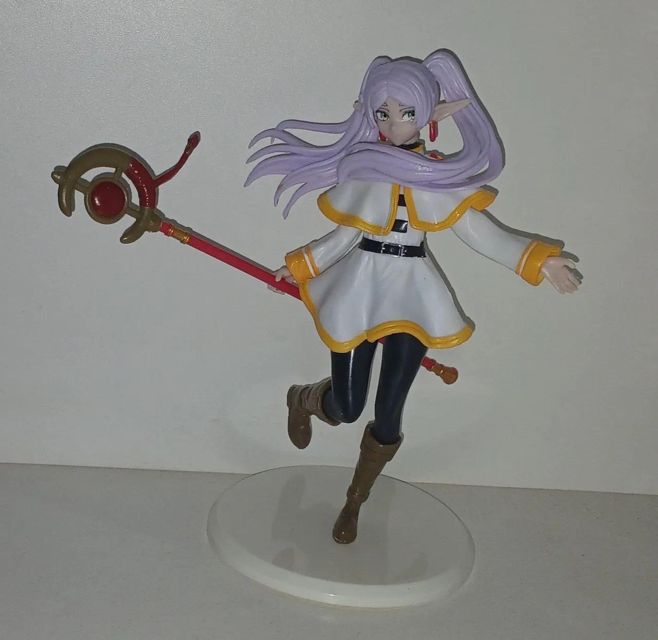 BONECO ACTION FIGURE FRIEREN COM CAJADO MAGICO