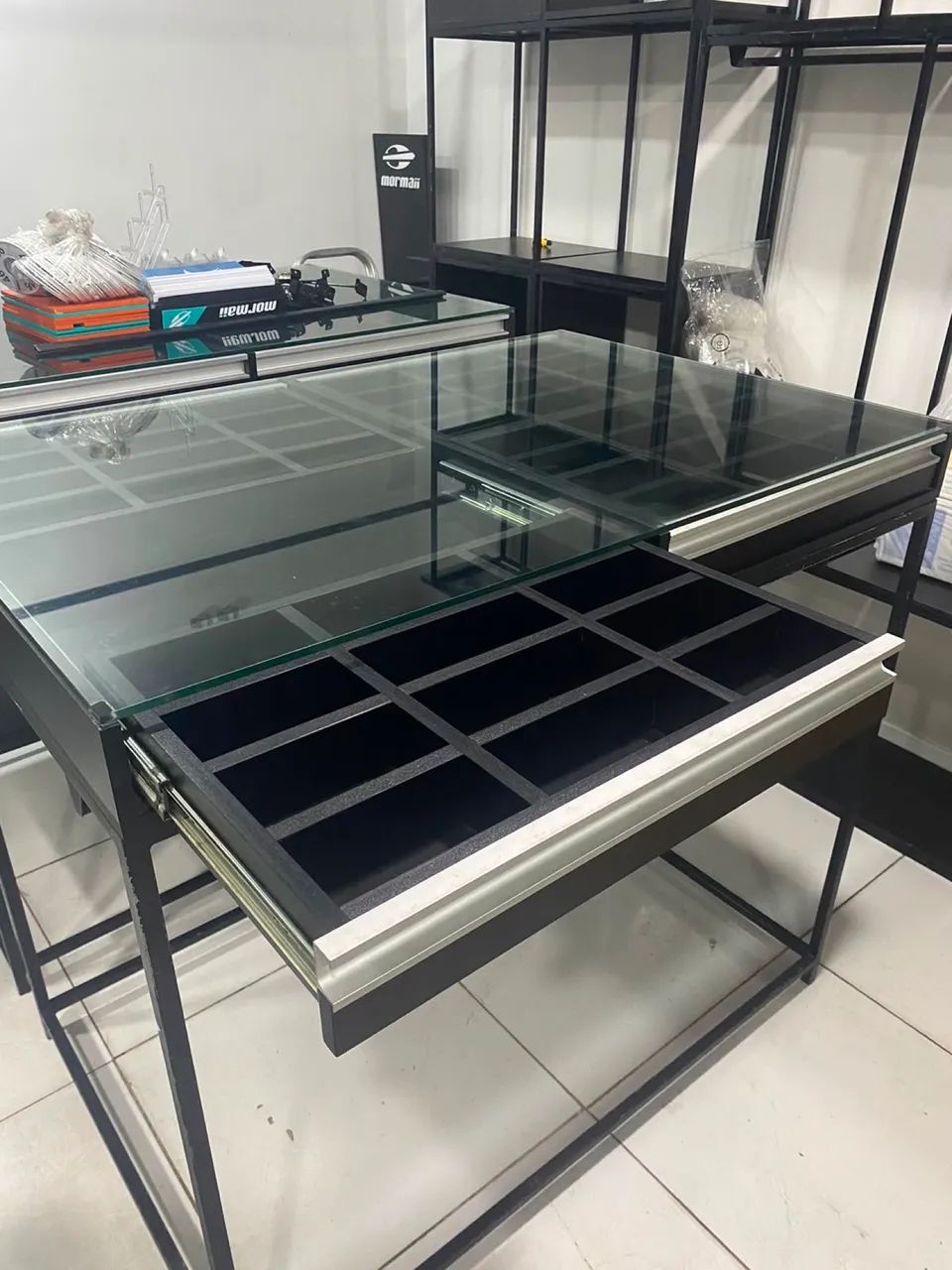 MESA COM GAVETEIRO 