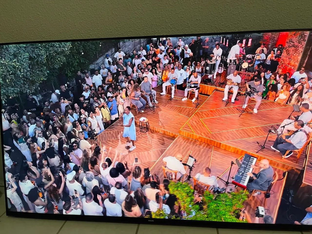 Vendo televisão 65 polegadas c risco do lado preto mais não interfere nada  - Foto 2