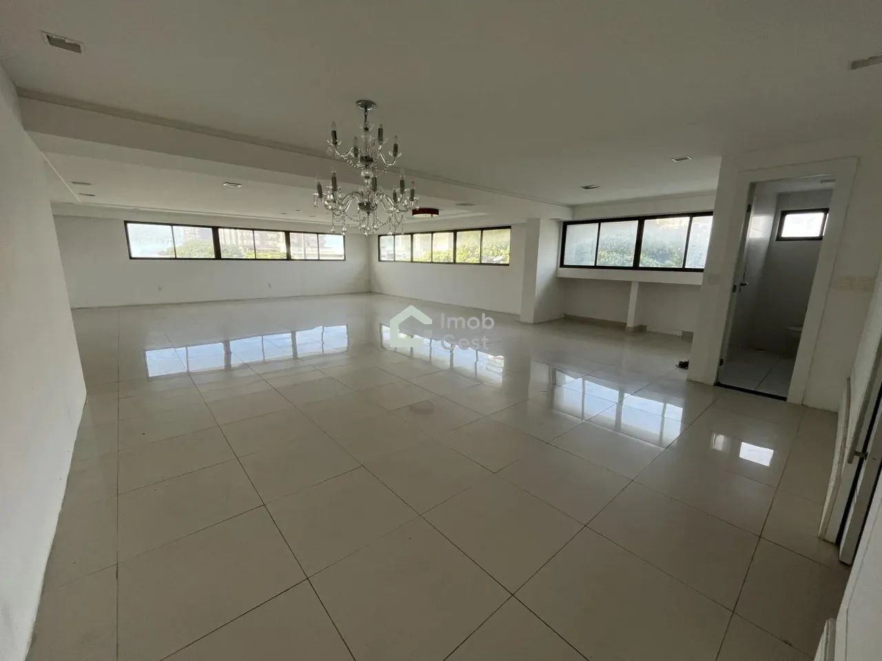 APARTAMENTO COM 5 SUÍTES NO BAIRRO DE PETRÓPOLIS