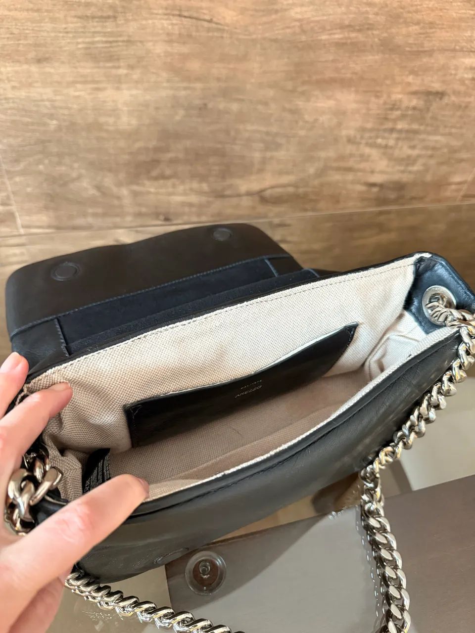 Bolsa Arezzo modelo Puffer couro preta  - Foto 4