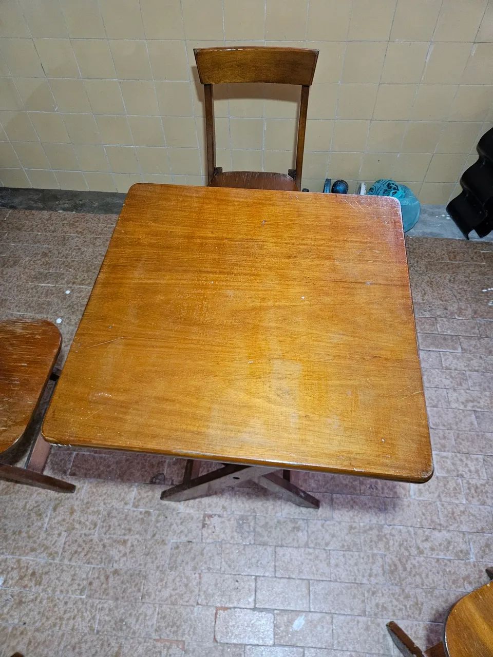 Mesa de madeira com cadeiras