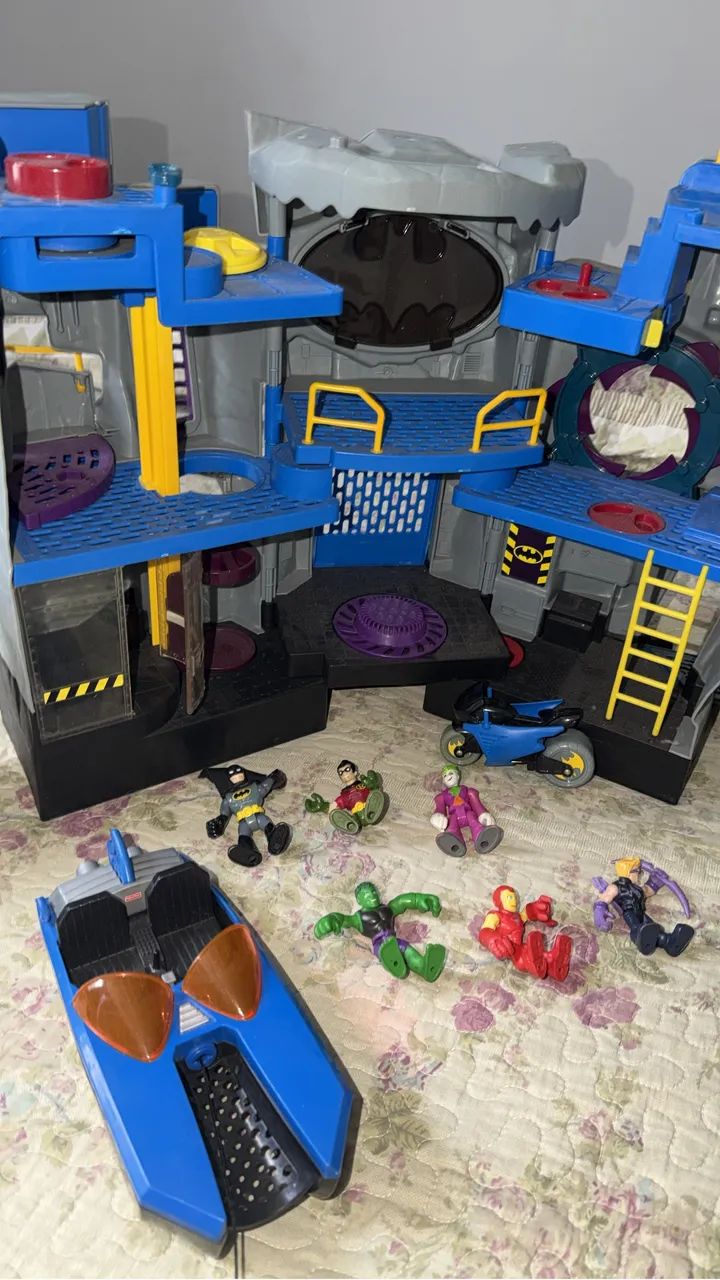 Casa Batman, Homem Aranha, Lanterna verde e bonecos - Foto 3