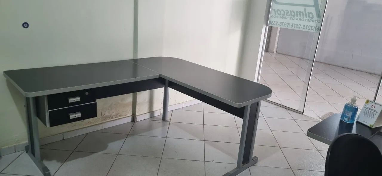 Mesa de Escritório em MDF Preta - Seminova