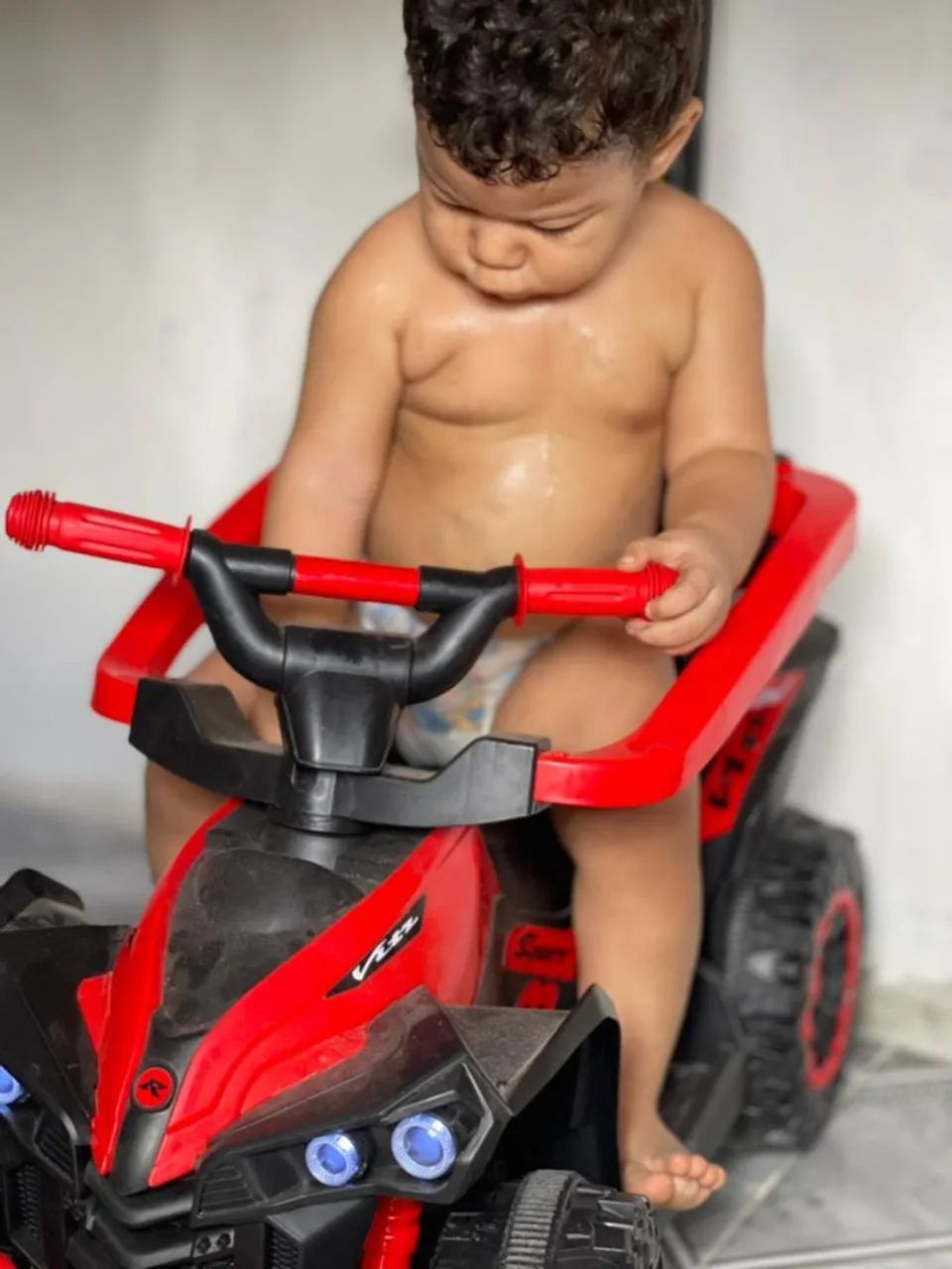 Um lindo triciclo infantil 