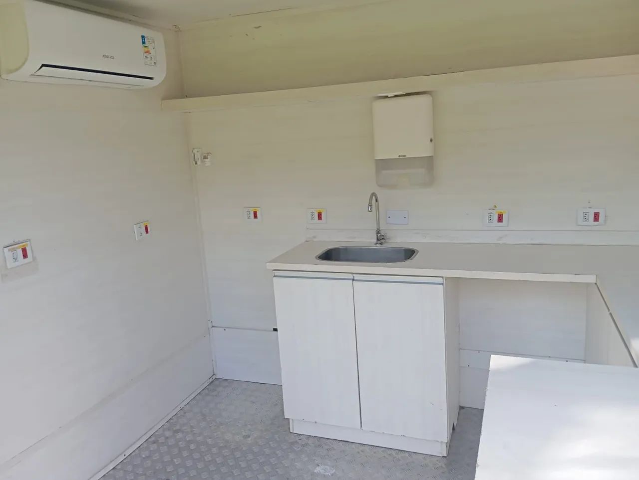 Contêiner Comercial Equipado- Bancadas, ar condicionado e tomadas 220v - Foto 3