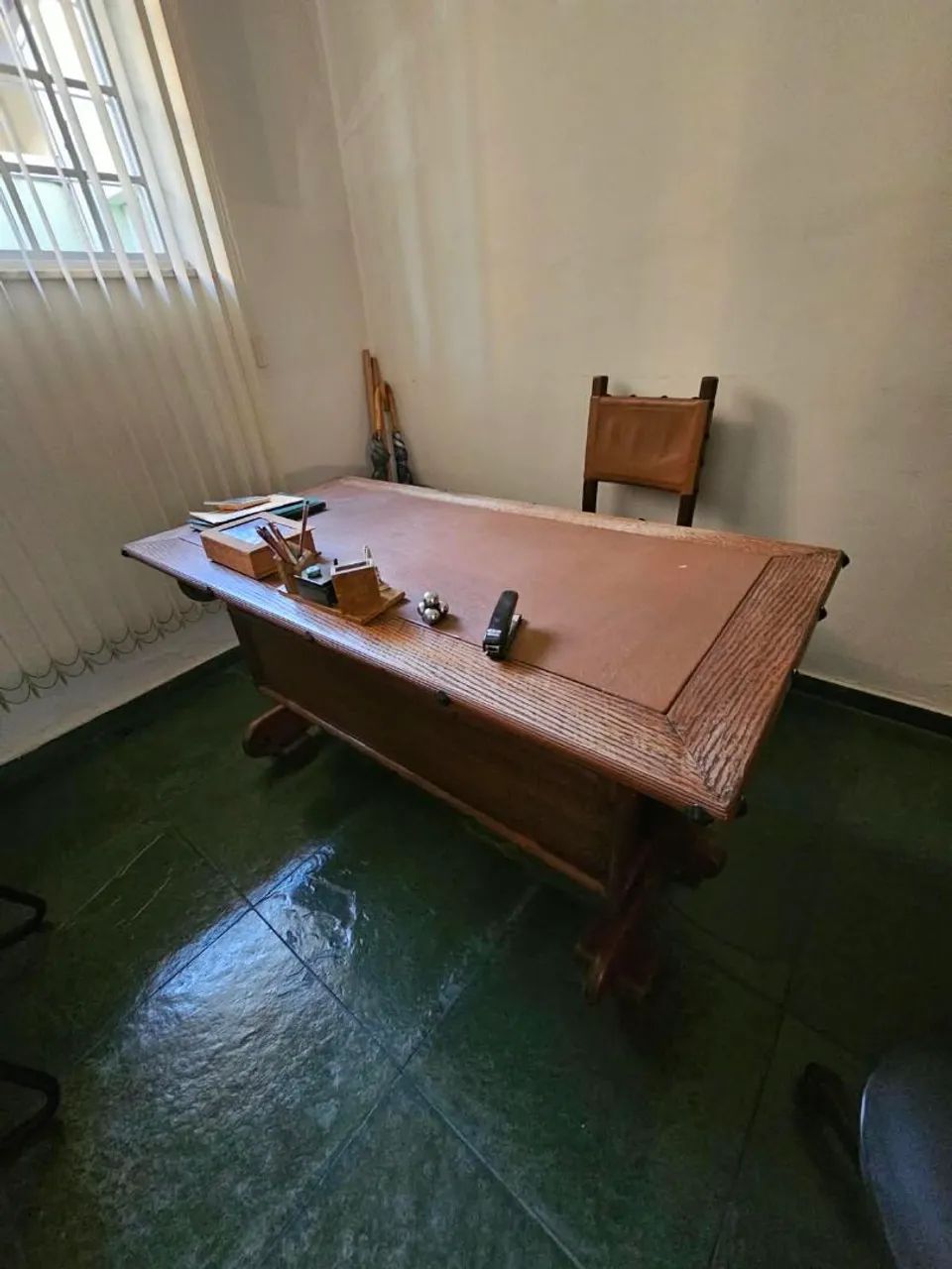 Mesa de Madeira Maciça com 2 gavetas (Raríssima) - Foto 3