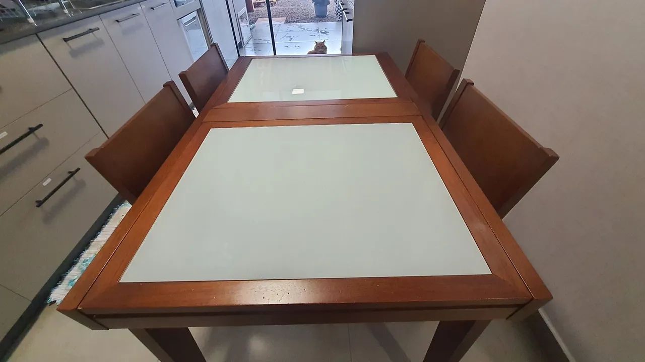 Mesa de Jantar com Quatro Cadeiras