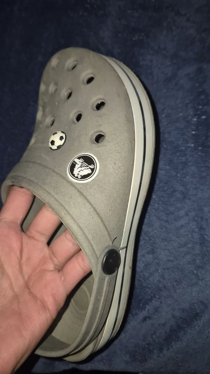 Crocs cinza, confortável para seu dia dia - Foto 3