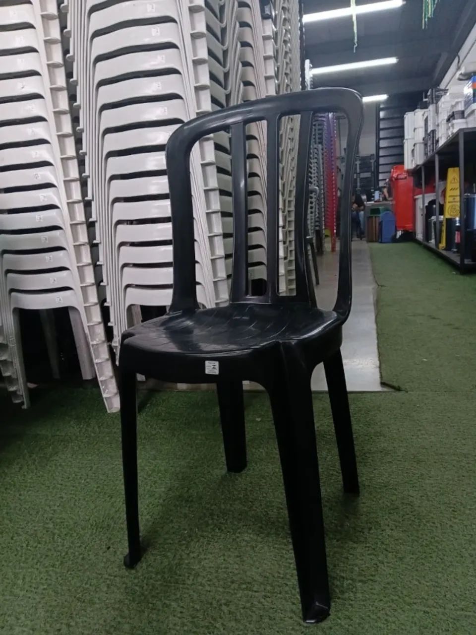 Cadeira De Plástico Resistente 182 kg - NOVA
