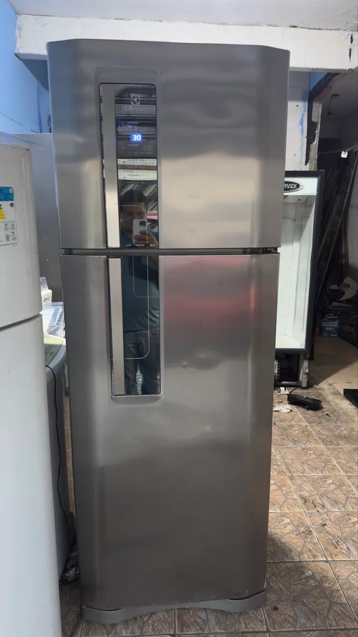 Geladeira Eletrolux 220 VLTs funcionando perfeitamente 