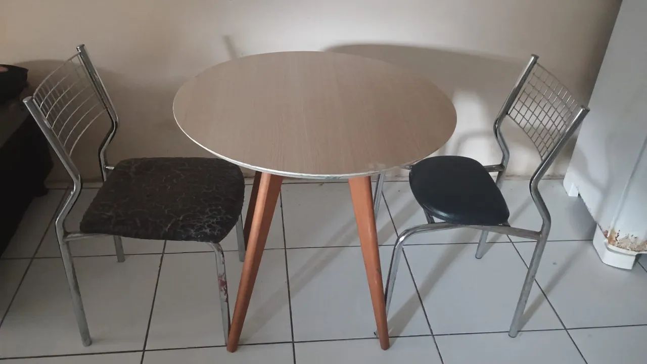 Vendo mesa com 2 cadeiras  - Foto 4