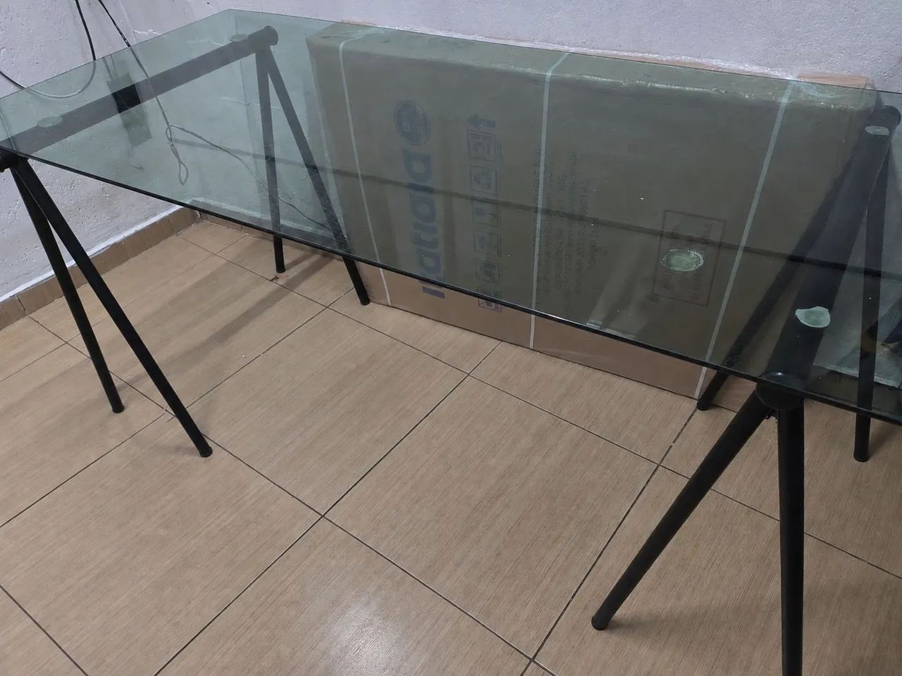 Mesa com tampo de vidro  temperado. - Foto 2