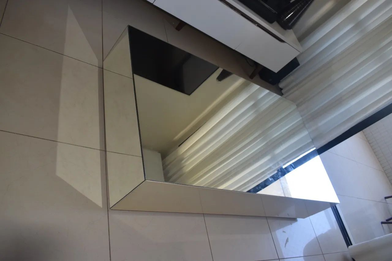 Mesa de centro de espelho e laca branca