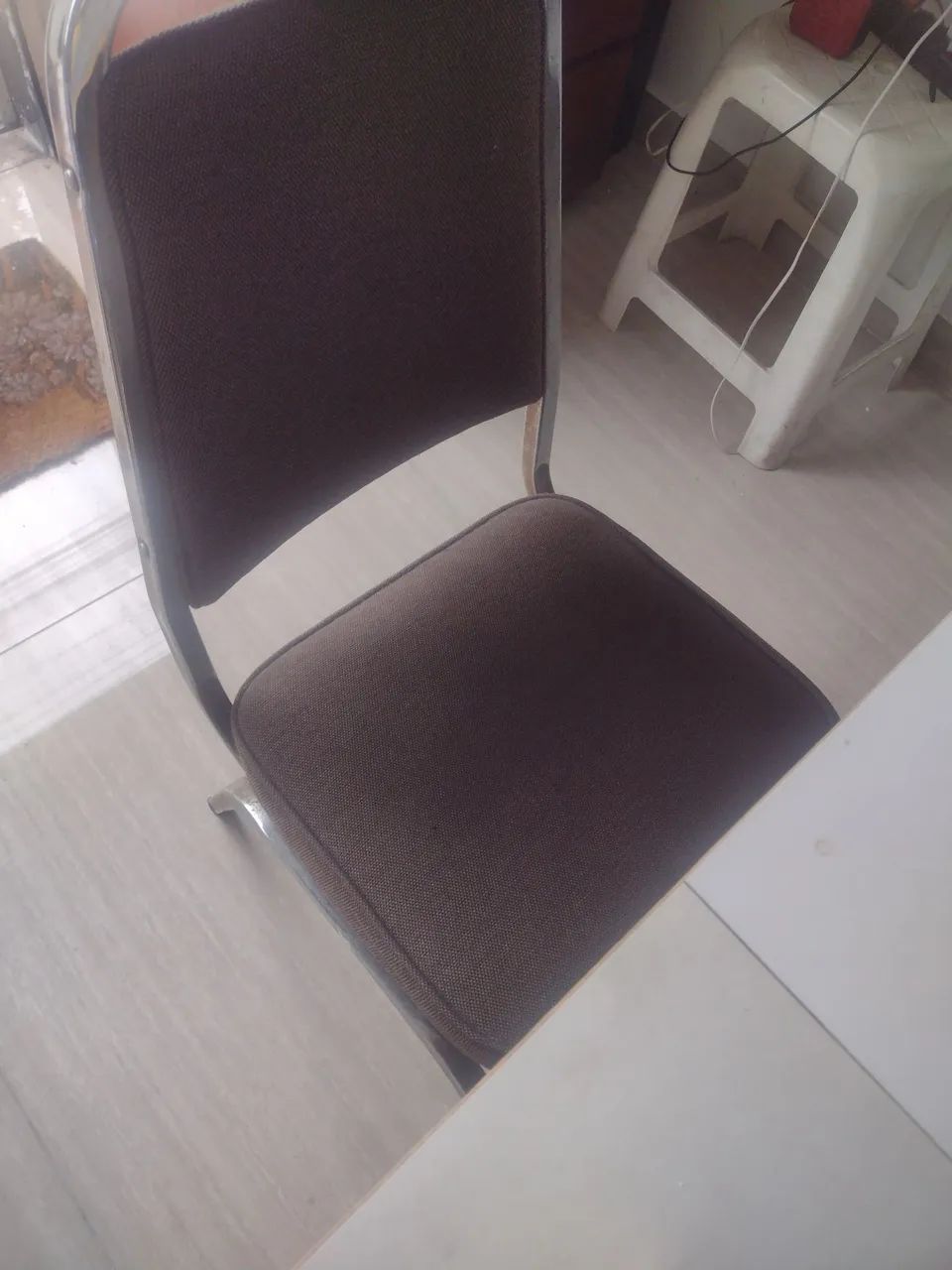 Mesa de escritório com Treis Cadeiras - Foto 3