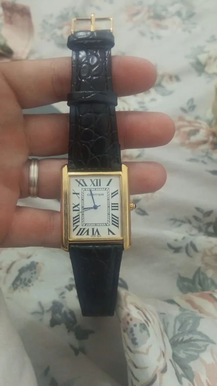 Relógio Cartier dourado 