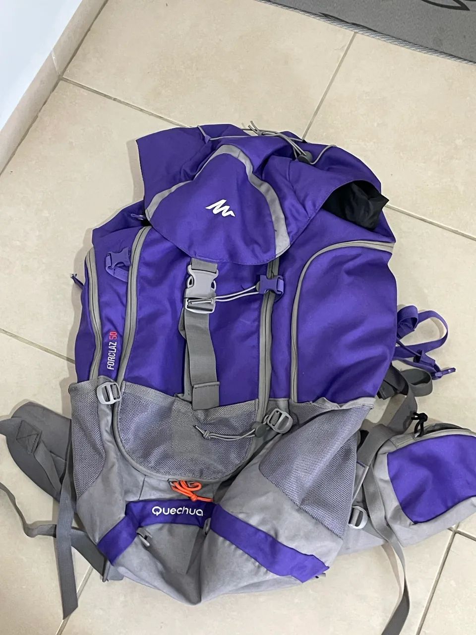 Mochila quechua feminina roxa 50l cargueira trekking