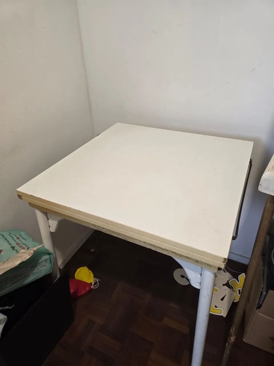 Mesa em fórmica branca + 2 bancos - Foto 3