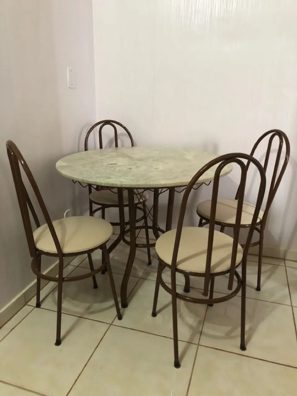 Mesa c/ tampo de mármore e 4 cadeiras