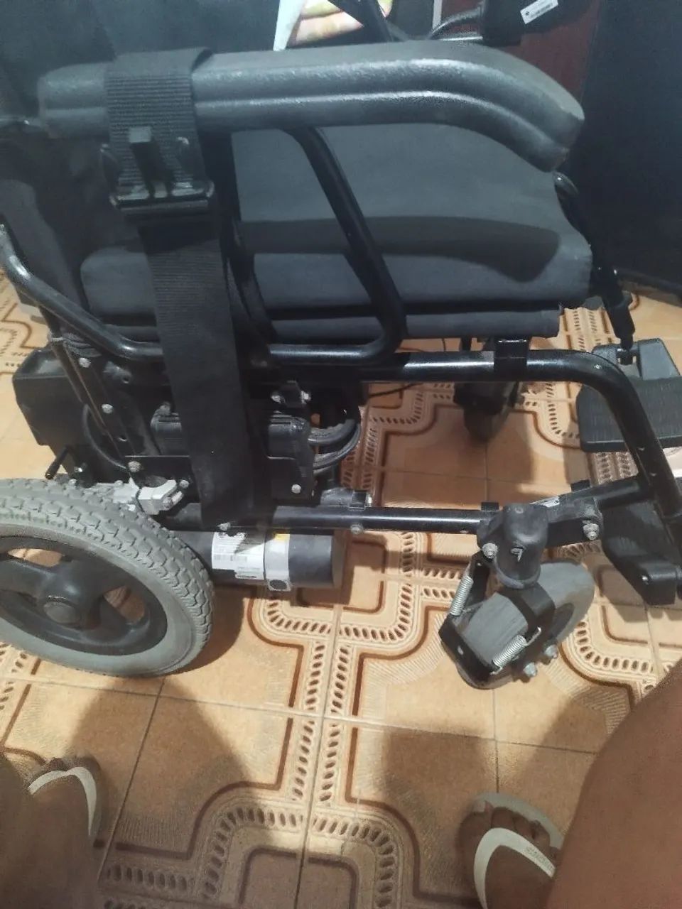 CADEIRA DE RODAS MOTORIZADA USADA EM ÓTIMO ESTADO  - Foto 2