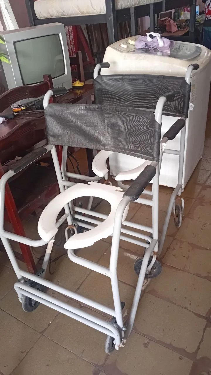 2 cadeiras de roda(banho) R$200,00 cada uma - Foto 2