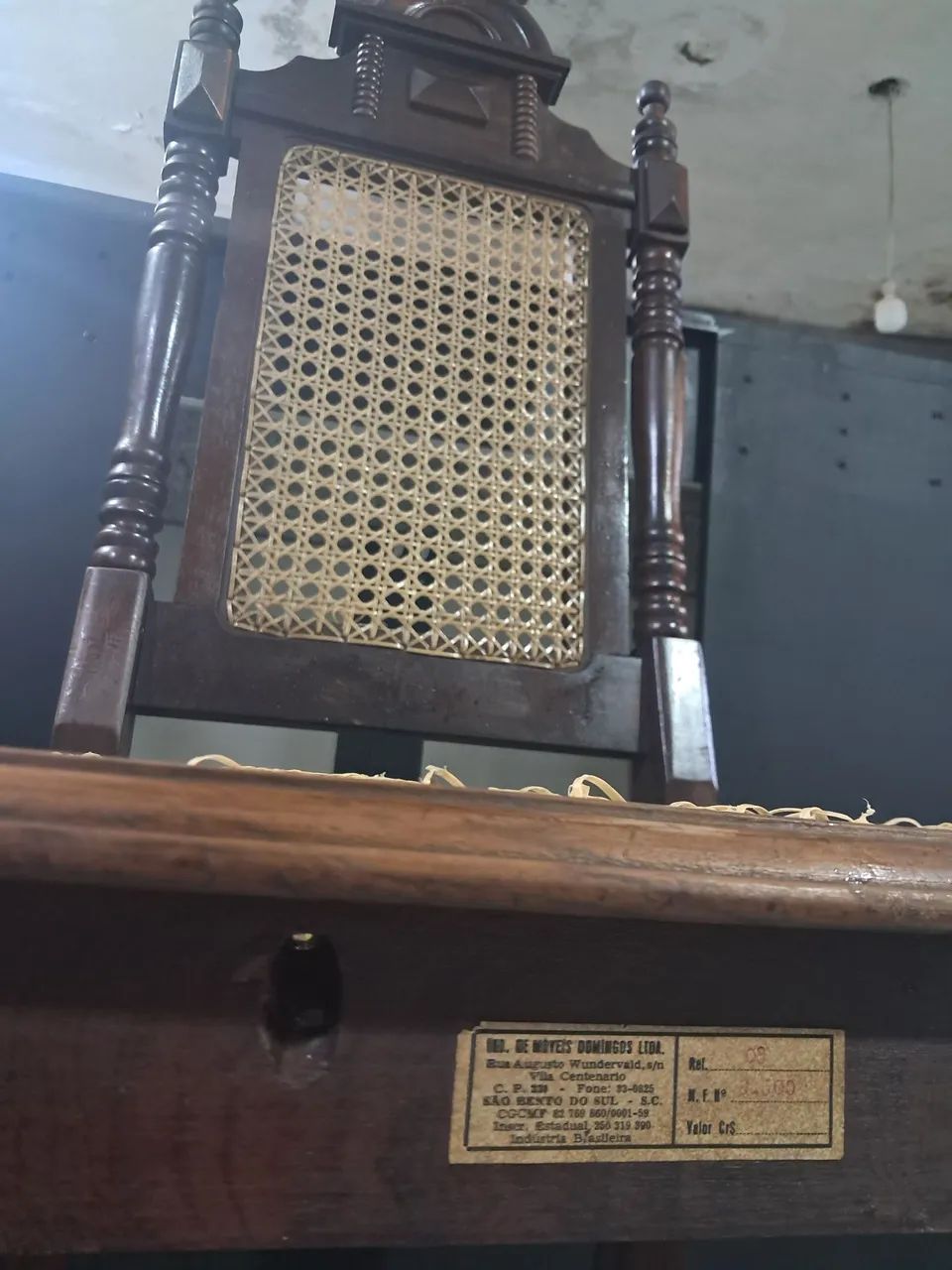Cadeira colonial madeira maciça talhada, assento e encosto em palhinha - Pré restauro - Foto 3
