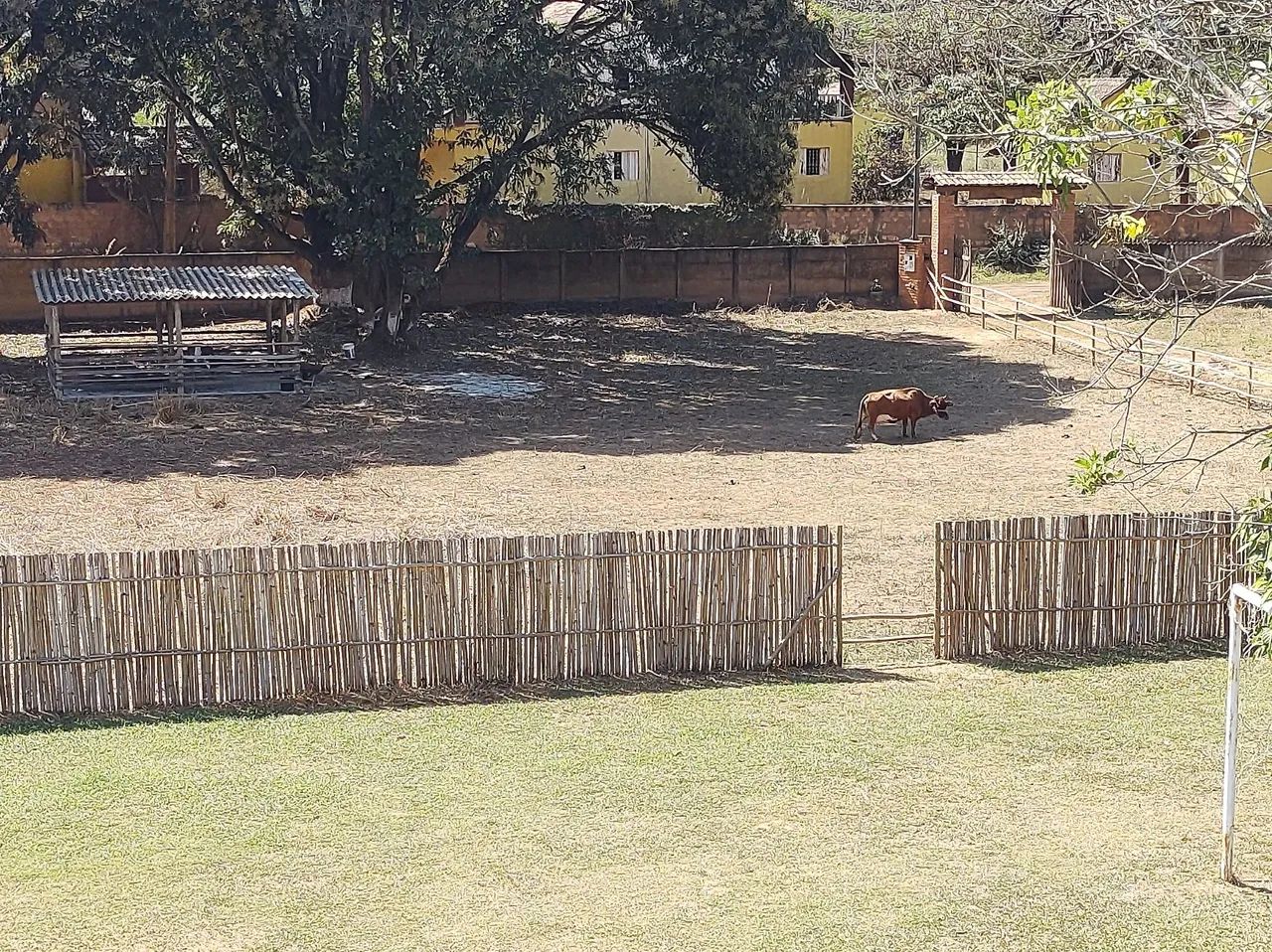 Sítio de 3.200m² em Juatuba - PORTEIRA FECHADA. Casa grande de 300m², a 2km do Centro. 