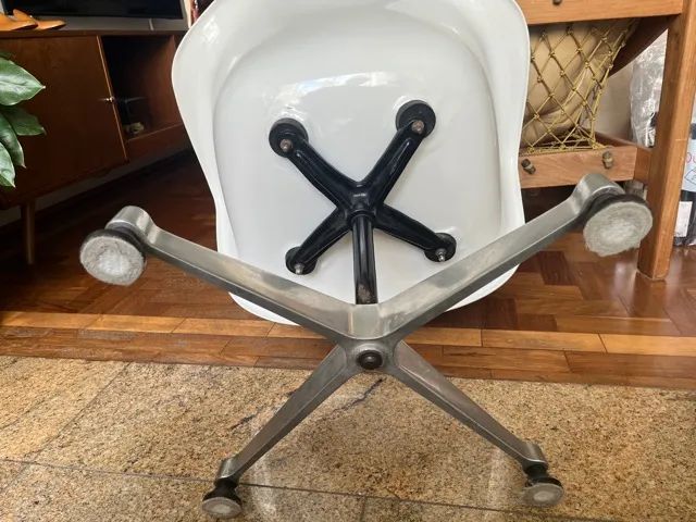 Par de Poltronas Hermann Miller por Charles Eames em Fibra de vidro Excelentes - Foto 3