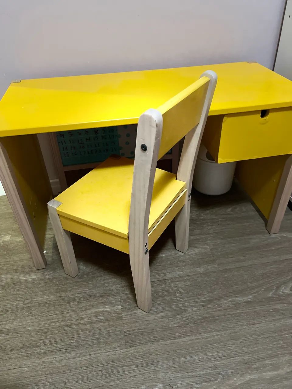 Escrivaninha com gaveta e cadeira infantil na cor amarela 