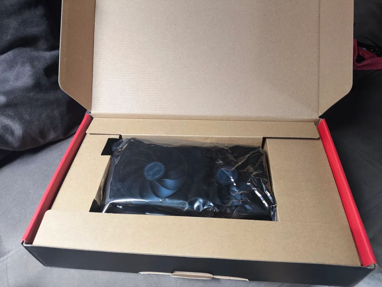 RX 9060XT 8 GB - Foto 2