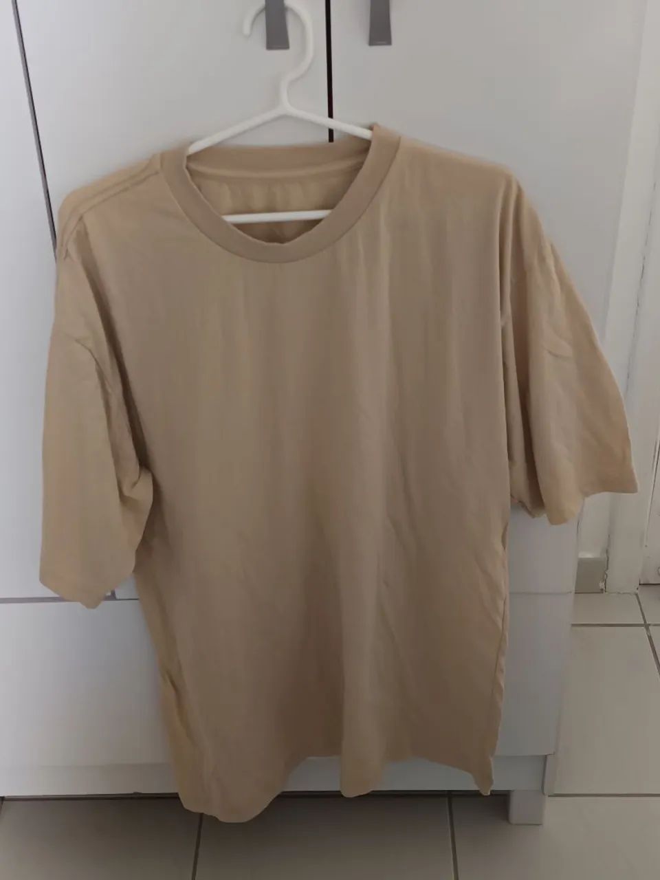 Camisa oversized bege sem uso 