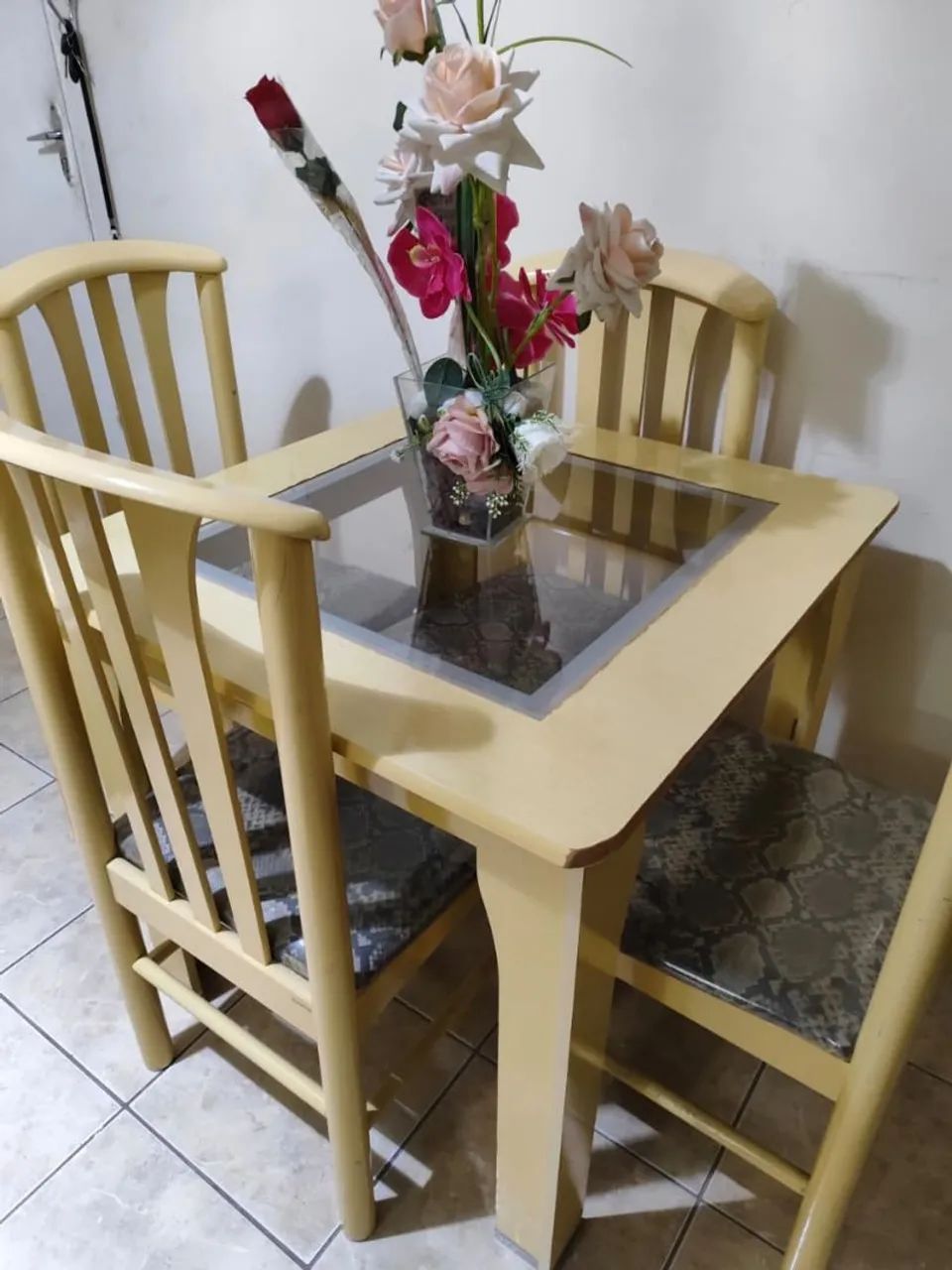 Mesa com 4 cadeira usa em perfeito estado 