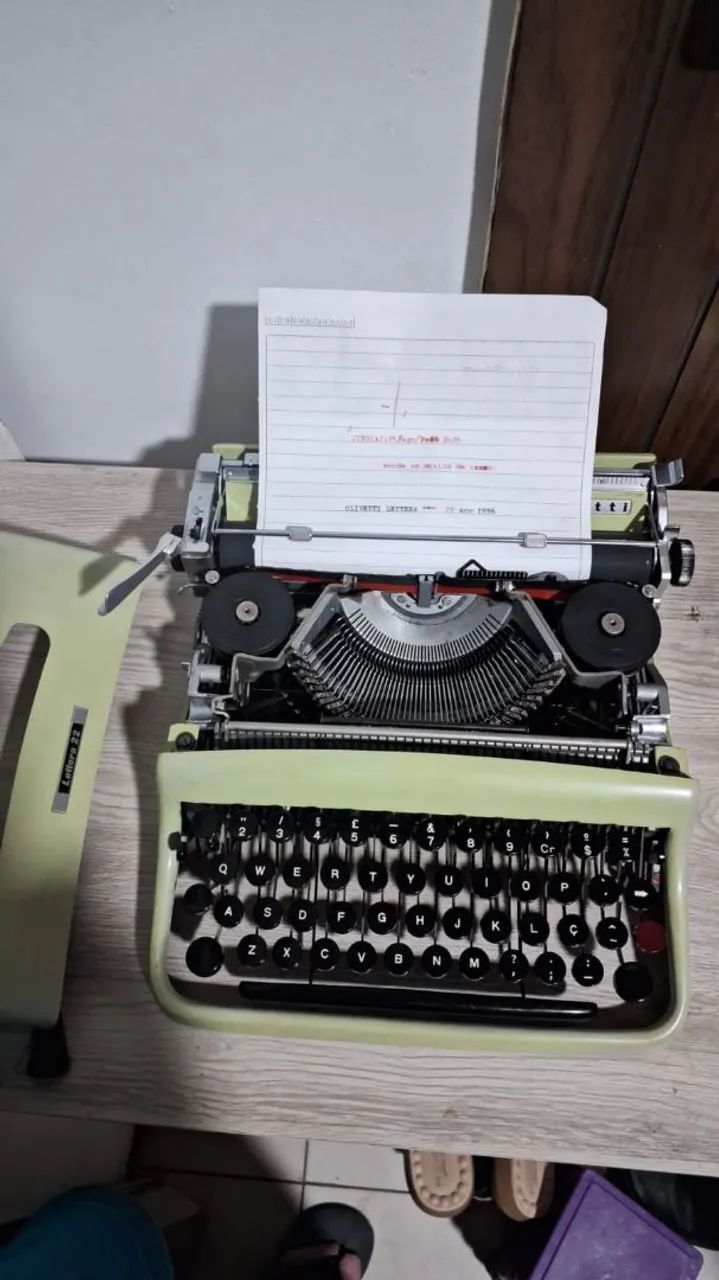 Vendo máquina de datilografia Olivetti Lettera 22 original com case e pinceis.  - Foto 4