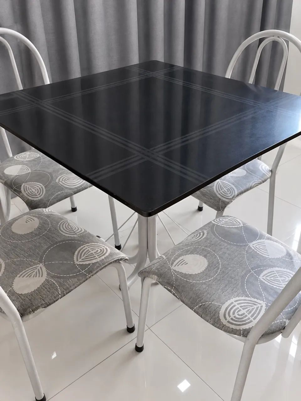 Mesa de mármore com 4 cadeiras  - Foto 3