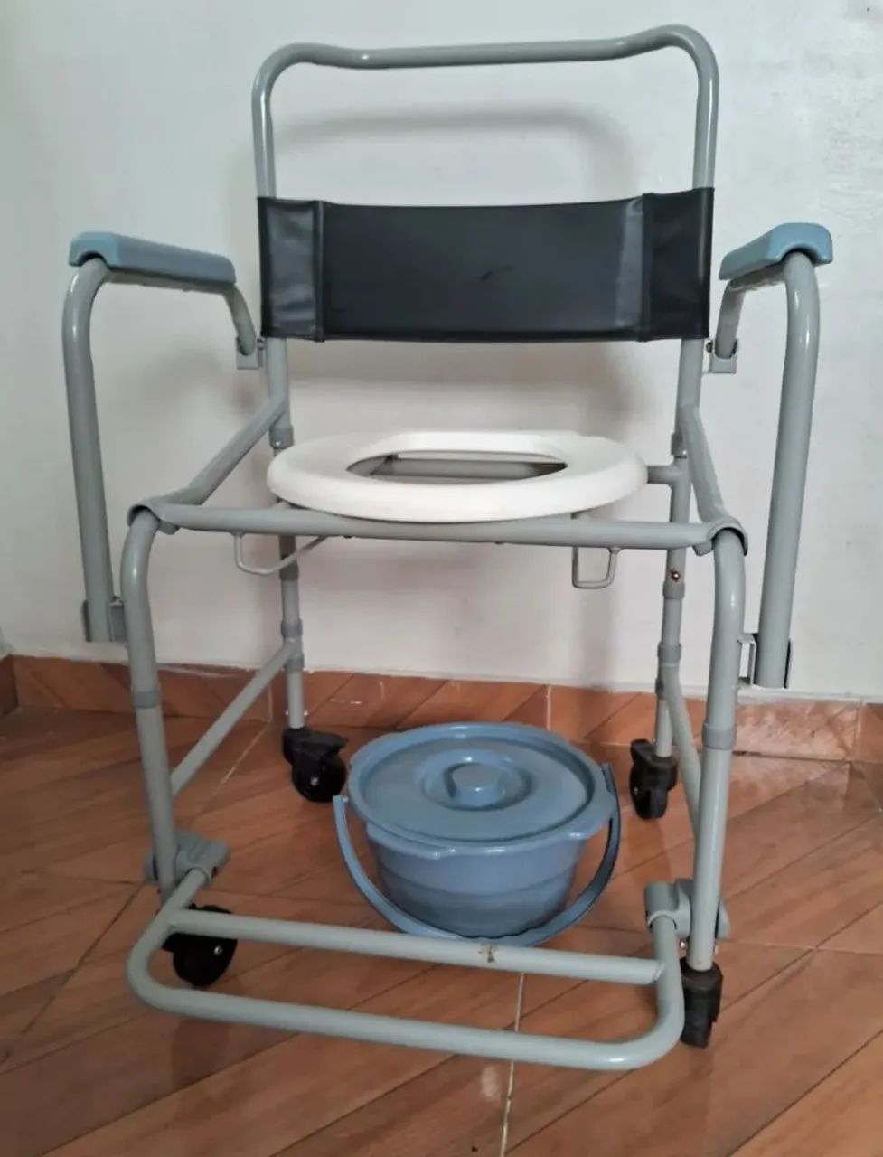Cadeira de banho e higiene com coletor